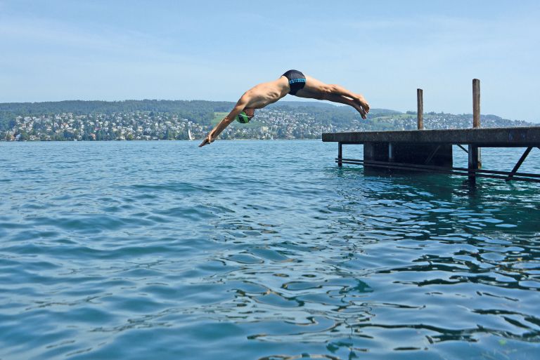 Kopfsprung vom Steg in den Zürichsee
