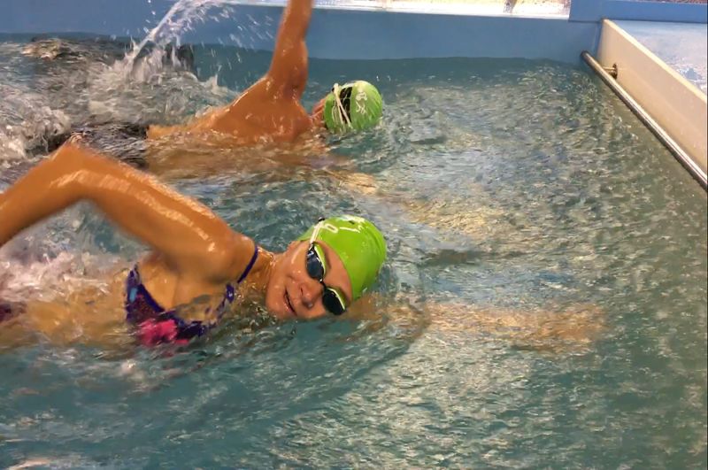 Zwei Schwimmerinnen kraulen im Gegenstromkanal