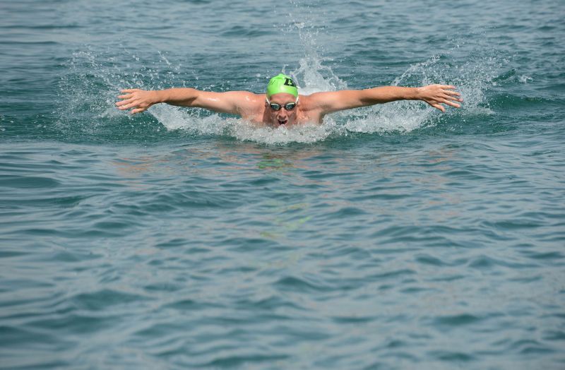Schwimmer im Delfinstil in einem See